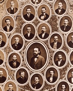 Portrætter af medlemmer af Prags provisoriske teaterorkester, med Antonin Dvorak og Bedrich Smetana af Unknown photographer