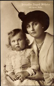Prinsesse August Wilhelm med søn, NPG 5003 af Unknown photographer