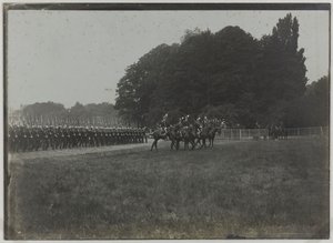 Revy den 14. juli, parade på Saint-Cyr-skolen, Paris, ca. 1900 (s/h-foto) af Unknown photographer