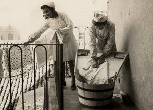 Nogle kvinder har travlt med at vaske sig på den kvindelige erhvervsskole "Regina Elena" i Imola, i dag mellemskolen "Innocenzo da Imola". af Unknown photographer