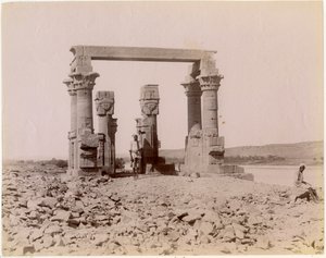 Den romerske kiosk i Qertassi (i dag i New Kalabsha), set fra øst, Egypten, fotografi af Edition J P Sebach, ca 1890 af Unknown photographer
