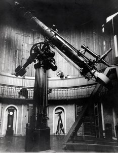 Schmidt-teleskopet af Giovanni Virginio Schiaparelli (1835-1910) astrofysiker i Brera (Milano). Han observerede retlinede konfigurationer på planeten Mars og kaldte dem Mars-kanalerne (canali). af Unknown photographer