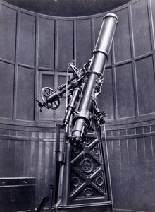 Teleskopet til Giovanni Virginio Schiaparelli (1835-1910) astrofysiker i Brera (Milano). Han observerede retlinede konfigurationer på planeten Mars og kaldte dem Mars-kanalerne (canali). af Unknown photographer