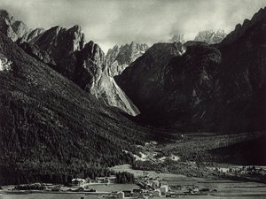 Byen Dobbiaco i Dolomitterne af Unknown photographer