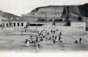 Udsigt over stranden i Mesnil Val (Mesnil-Val) med dets kasino og terrasser, Manche Normandy Postkort fra begyndelsen af det 20. århundrede af Unknown photographer