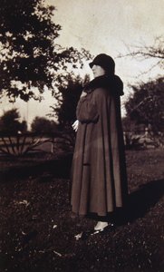 Vintage fotografi af en fransk kvinde i hat og frakke, ca. 1920 (s/h foto) af Unknown photographer