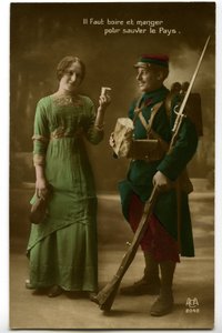 Krig 1914 - 1918 (14-18): periodepostkort, der viser en fransk soldat i blå horisont-uniform (blå horisont), der tager imod brød og vin, som en ung kvinde har bragt til ham: drik og spis for at redde landet - mad -. af Unknown photographer