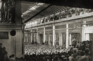 Arbejdere samlet på en fabrik i Torino under Biennio Rosso i 1920, Arbejderbevægelsens historie (s/h-foto) af Unknown photographer