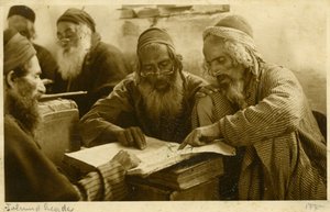 Yemenitiske jødiske mænd studerer hellige tekster, Jerusalem, ca. 1900 (s/h-foto) af Unknown photographer
