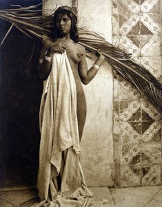 Ung berberkvinde poserer nøgen. Fotografering omkring 1890