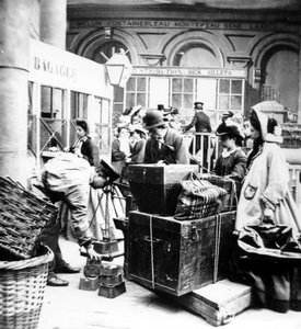 passagerer, der fører tilsyn med vejningen af bagage i Gare de Lyon i Paris, på tidspunktet for det andet imperium i Frankrig af Unknown photographer