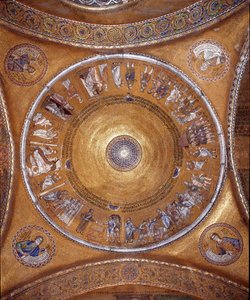 Udsigt over kuplen med mosaikker på gylden baggrund (romansk og byzantinsk stil), der illustrerer Abrahams liv. I vedhængene profeterne Daniel, Jeremias, Esajas og Ezekiel.1240-1250. Basilica San Marco (San Marco Basilica) Venedig