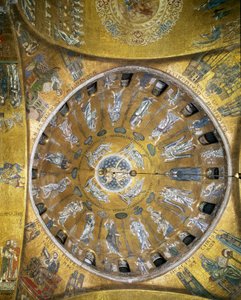 Udsigt over kuplen med mosaikker på gylden baggrund (romansk og byzantinsk stil), der illustrerer Kristi Himmelfart. I vedhængene de fire evangelister. Sankt Markus og Sankt Mathieu ombygget i 1843-1864. Begyndelsen af det 13. århundrede. Basilika San Marc