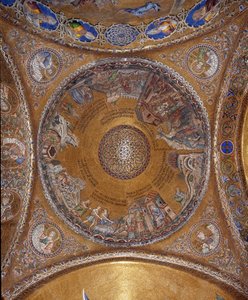 Udsigt over kuplen med mosaikker på gylden baggrund (romansk og byzantinsk stil), der illustrerer Moses