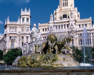 Cybele springvand, der repræsenterer gudinden Cybele i en vogn trukket af to løver, bygget i 1782 af Ventura Rodriguez (1717-1785) bagved, udsigt over Palais des Communications, Plaza de Cibeles, Madrid (foto) af Ventura Rodríguez
