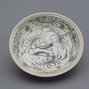 Fad med akvatisk scene, Li-dynastiet, slutningen af det 15. til begyndelsen af det 16. århundrede (porcelæn)