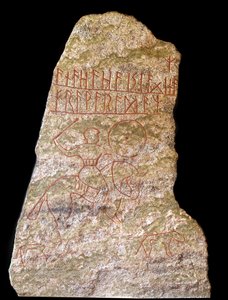 En stele med runeindskrifter, der repræsenterer en vikingerytter med en hund (sten)