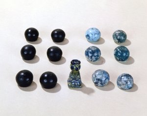 Skakbrikker fra vikingebyen Birka (glas)