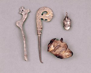 Forskellige apparater og vikingejuveler, øverst til højre, en gengivelse af guddommen Odin. Stockholm, Historiska Museet