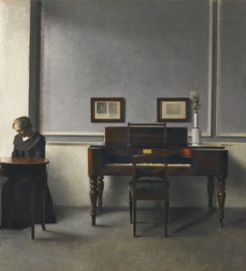 Ida i et interiør med klaver