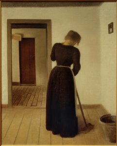 Interiør med en ung kvinde, der fejer