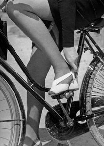 På cykel, ca. 1960 (s/h-foto)
