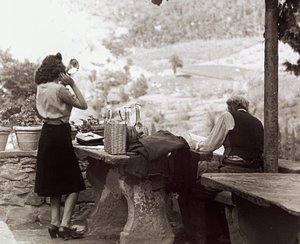 Mennesker under en picnic, ca. 1955-60 (s/h-foto) af Vincenzo Balocchi