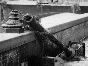 Gadelampe knækket af vandmasserne i Firenze, november 1966 (s/h-foto) af Vincenzo Balocchi