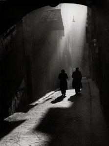 To mænd går på en typisk lille gade i Firenze af Vincenzo Balocchi