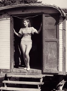 Ung kvinde på en cirkusvogn, ca. 1960 (s/h-foto) af Vincenzo Balocchi