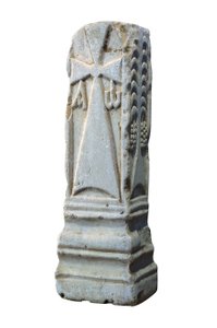 Altersten afbilder de kristne symboler på chrism, alfa og omega, 7. århundrede (sten)