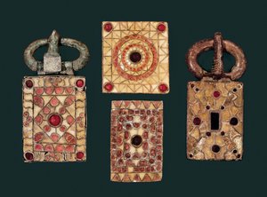 Metal øreringe dekoreret med guld og granat, 7. århundrede (guld og granat) af Visigothic