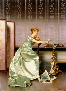 En elegant dame, der beundrer en portefølje af tryk af Vittorio Reggianini