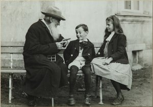 Leo Tolstoy med børnebørnene Leo og Sofia, 1909 af Vladimir Grigorievich Chertkov