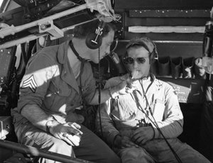 Besætning fra Army Air Corps i en B-17 deler cigaretter under træning på MacDill Field i Anden Verdenskrig.