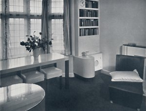Renovart Ltd: En et-værelses lejlighed med en nyttig hjørneindretning, som inkluderer et elektrisk ur monteret bl.a af W. Dennis Moss