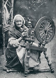 En gammel irsk kvinde ved sit spindehjul, 1912