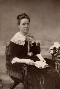""Millicent Fawcett (født Garrett - 1947-1929) engelsk feminist, i 50 år leder af bevægelsen for kvinders valgret. Søster til den kvindelige pionerlæge Elizabeth Garrett Anderson; hustru til Henry Fawcett, den blinde radikale politiker (woodburytype