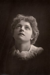 ""Olga Brandon (s1865) australialaissyntyinen näyttelijä. (woodburytyyppi)