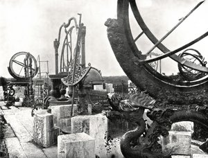 Nogle instrumenter på toppen af observatoriet, Pekin, Kina, 1895. af W and S Ltd