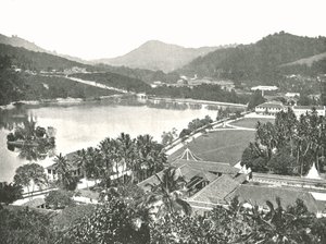 Udsigt fra Lady Hortons Walk, Kandy, Ceylon, 1895. af W and S Ltd