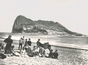 Udsigt over klippen fra havet, Gibraltar, 1895. af W and S Ltd