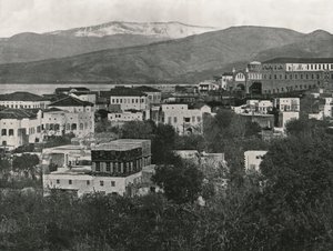 Udsigt over byen med Libanonbjerget, Beirut, 1895. af W and S Ltd