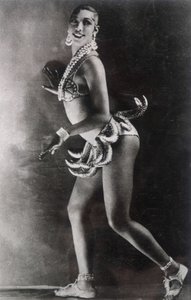 Josephine Baker klædt med et bælte af bananer. Foto af Lucien Walery (1863-1935).