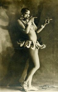 Josephine Baker iført sit berømte banankostume ca. 1927 (s/h-foto)