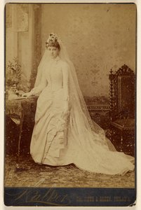 [Uidentificeret kvinde i brudekjole, stående]. af Walker