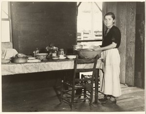 [Elizabeth Tengle ved køkkenbordet]/[Paralee Ricketts arbejder i køkkenet]. af Walker Evans