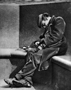 En mand, der sover på Blackfriars Bridge, London, 1926-1927.