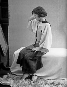 Model iført en kjole skabt af Anita Pittoni, ca. 1940 (s/h-foto)