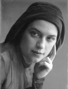 Portræt af Anita Pittoni, ca. 1940 (s/h-foto)